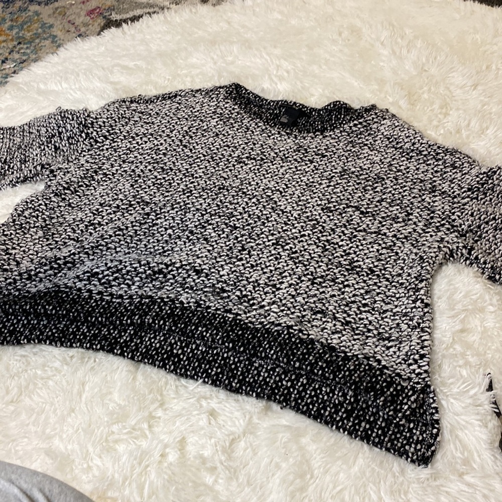 H&M Black & White Pullover Sweater Size MEDIUM - 3/4 Sleeves & Hi Low He…